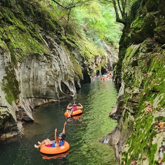 По течението с усмивка със "Спускане с гума по каньона на река Арда за един" от Makaroon