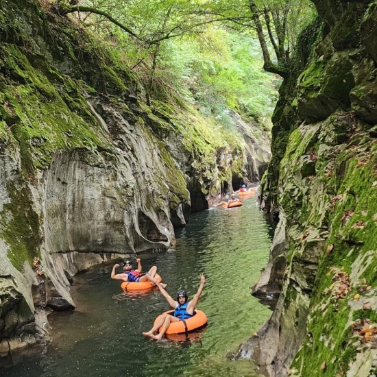 По течението с усмивка със "Спускане с гума по каньона на река Арда за един" от Makaroon