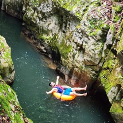 Водно забавление със "Спускане с гума по каньона на река Арда за един" 