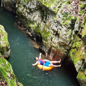 Водно забавление със "Спускане с гума по каньона на река Арда за един" 