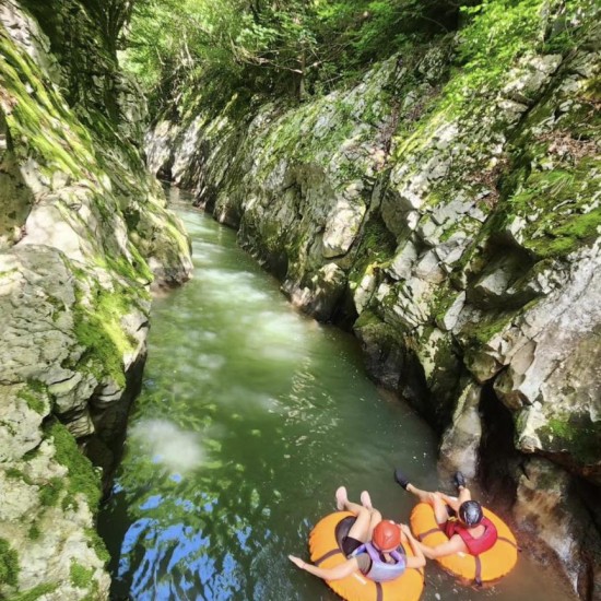 По течението с усмивка със "Спускане с гума по каньона на река Арда за един" от Makaroon