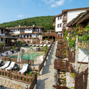 Нощувка за двама във ВИП студио с джакузи в Комплекс „Старите къщи“ - Медово с бутилка вино и сезонни плодове