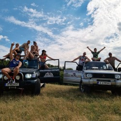 Приключенски пакет за двама – джип сафари, стрелба с въздушна пушка, грънчарство, винена дегустация в Медово