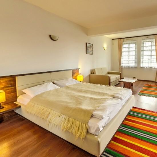 Романтично бягство: Нощувка със закуска за двама в студио в комплекс "Старосел" от Makaroon