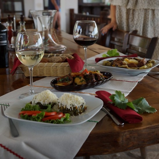 Романтично бягство: Нощувка със закуска за двама в студио в комплекс "Старосел" от Makaroon