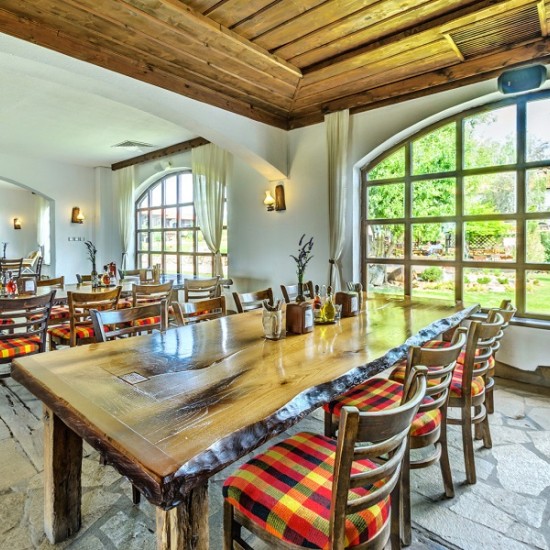 Романтично бягство: Нощувка със закуска за двама в студио в комплекс "Старосел" от Makaroon