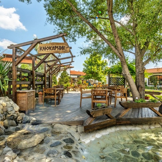 Романтично бягство: Нощувка със закуска за двама в студио в комплекс "Старосел" от Makaroon