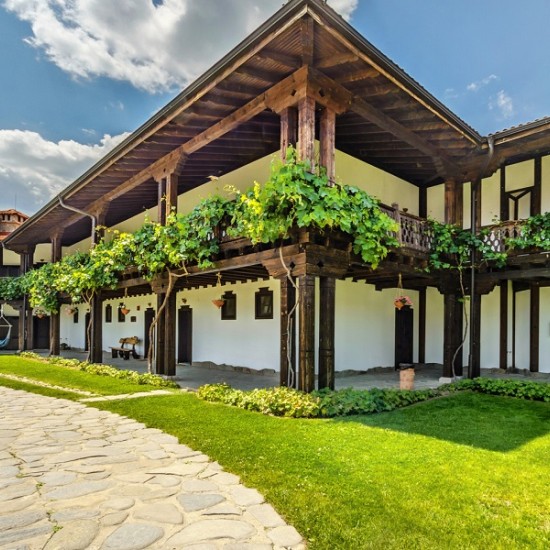 Романтично бягство: Нощувка със закуска за двама в студио в комплекс "Старосел" от Makaroon