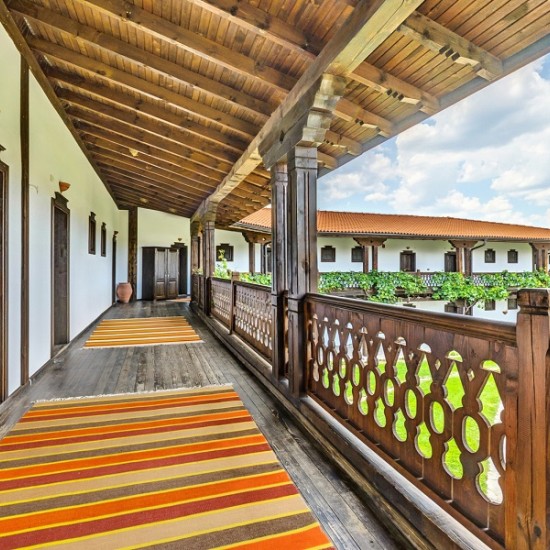 Романтично бягство: Нощувка със закуска за двама в студио в комплекс "Старосел" от Makaroon