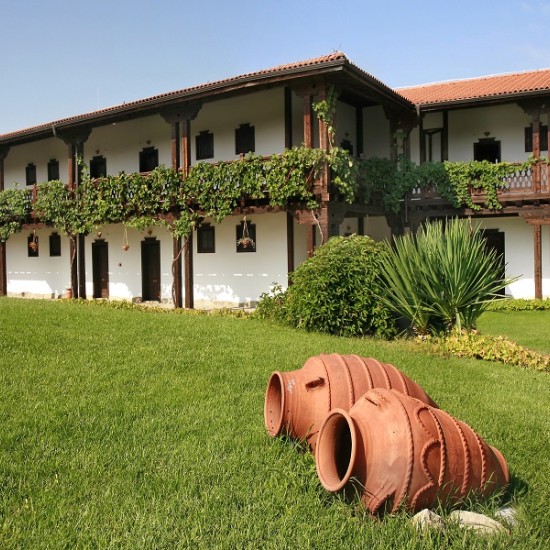 Нощувка за двама с включени закуска и вечеря в Тракийска резиденция "Старосел" от Makaroon Нощувка за двама с включени закуска и вечеря в Тракийска резиденция "Старосел" от Makaroon