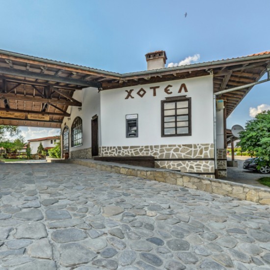 Нощувка за двама с включени закуска и вечеря в Тракийска резиденция "Старосел" от Makaroon Нощувка за двама с включени закуска и вечеря в Тракийска резиденция "Старосел" от Makaroon