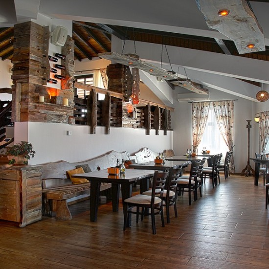 Винен тур и дегустация на 7 вина в комплекс Старосел за двама от Makaroon