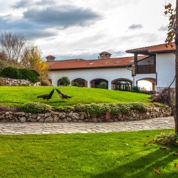 Винен тур и дегустация на 5 вина в комплекс Старосел за двама Винен тур и дегустация на 5 вина в комплекс Старосел за двама