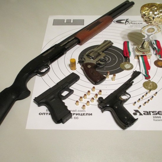 Стрелба с различни видове оръжие от Makaroon