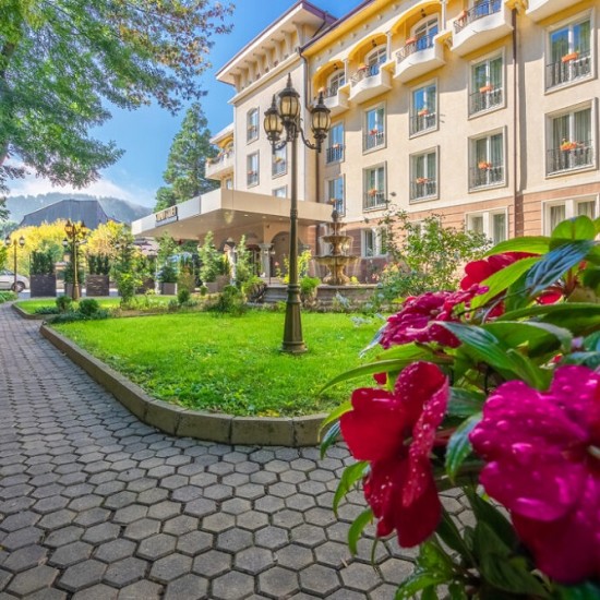 Нощувка за двама петзвездния Стримон Гардън Медикъл & СПА хотел в Кюстендил от Макароон