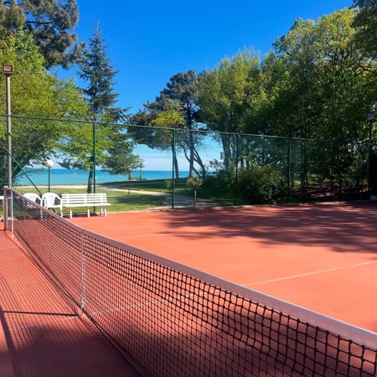 Спорт и динамика с Урок по тенис за един или двама във Ваканционен клуб Ривиера, к.к. Златни пясъци, Варна от Makaroon