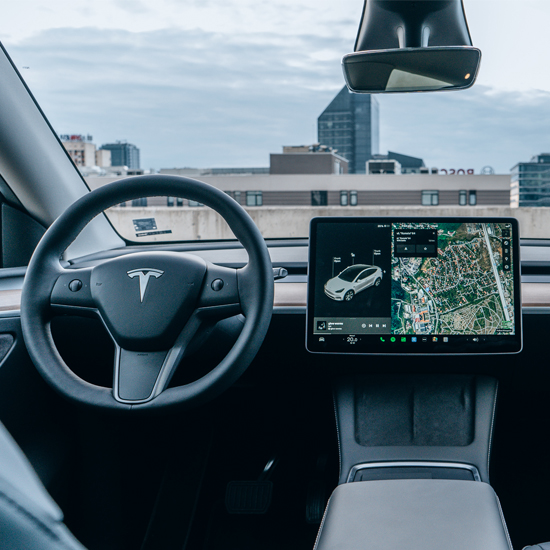 Отвори вратата към бъдещето – шофирай Tesla модел Y за един час от Макароон