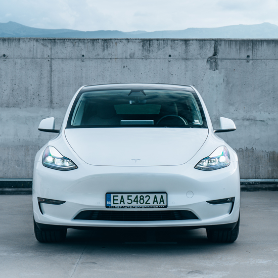 Отвори вратата към бъдещето – шофирай Tesla модел Y за един час от Макароон