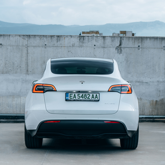 Отвори вратата към бъдещето – шофирай Tesla модел Y за един час от Макароон