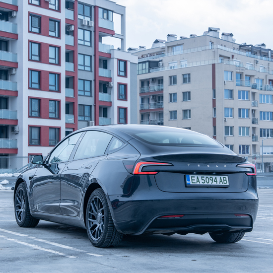 Шофиране на Tesla за един час от Макароон