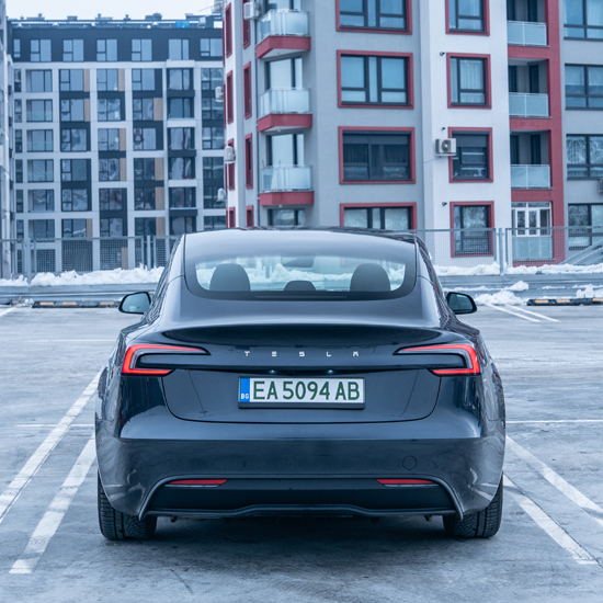 Шофиране на Tesla за един час от Макароон