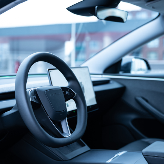 Шофиране на Tesla за един час от Макароон