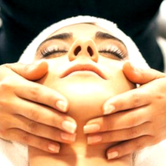 Подмладяваща терапия за лице с хиалуронова киселина в Пловдив от Makaroon