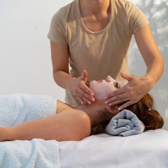 Грижа за лицето с "Възстановяваща терапия за сияйна кожа на лицето (30 мин.)" от Makaroon