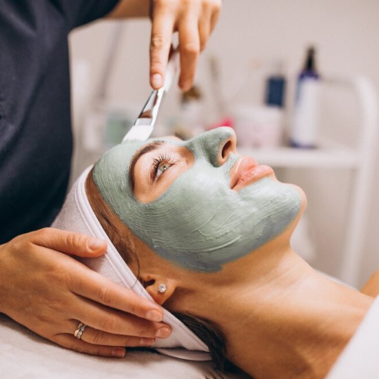 Грижа за лицето с "Възстановяваща терапия за сияйна кожа на лицето (30 мин.)" от Makaroon