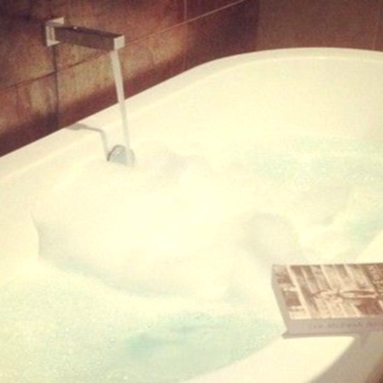 Гореща вана: Отпускаща и антистрес процедура от Makaroon Гореща вана: Отпускаща и антистрес процедура от Makaroon