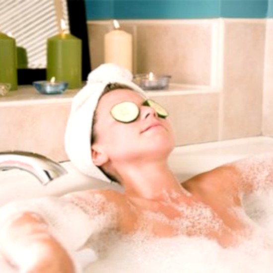 Гореща вана: Отпускаща и антистрес процедура от Makaroon Гореща вана: Отпускаща и антистрес процедура от Makaroon