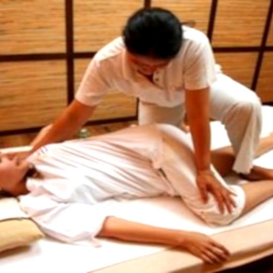 Освободете напрежението с Традиционен тай масаж на тепих от Makaroon