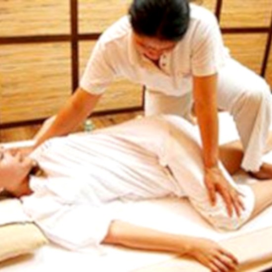 Освободете напрежението с Традиционен тай масаж на тепих от Makaroon