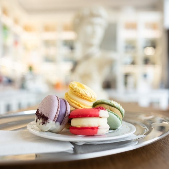 Насладете се на едно изискано френско преживяване с дегустация на макарони с шампанско в The RITZ Specialty Coffee от Makaroon Насладете се на едно изискано френско преживяване с дегустация на макарони с шампанско в The RITZ Specialty Coffee от Makaroon