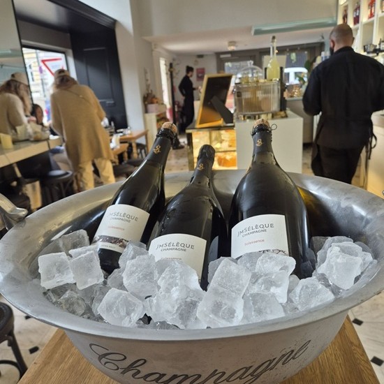 Истинско преживяване за ценители - Дегустация на 3 вида шампанско с Благой Кузмански и подарък за вкъщи в The RITZ Specialty Coffee от Makaroon