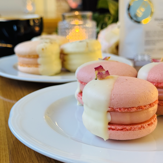 Отдайте се на пълна наслада, носеща името френски макарони, с дегустация на 3 вида + подарък за вкъщи в The RITZ Specialty Coffee от Makaroon