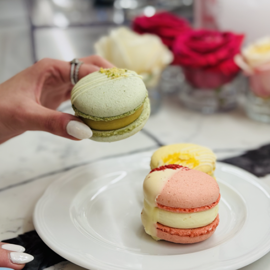 Отдайте се на пълна наслада, носеща името френски макарони, с дегустация на 3 вида + подарък за вкъщи в The RITZ Specialty Coffee от Makaroon