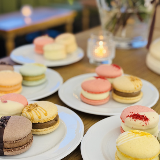 Отдайте се на пълна наслада, носеща името френски макарони, с дегустация на 3 вида + подарък за вкъщи в The RITZ Specialty Coffee от Makaroon