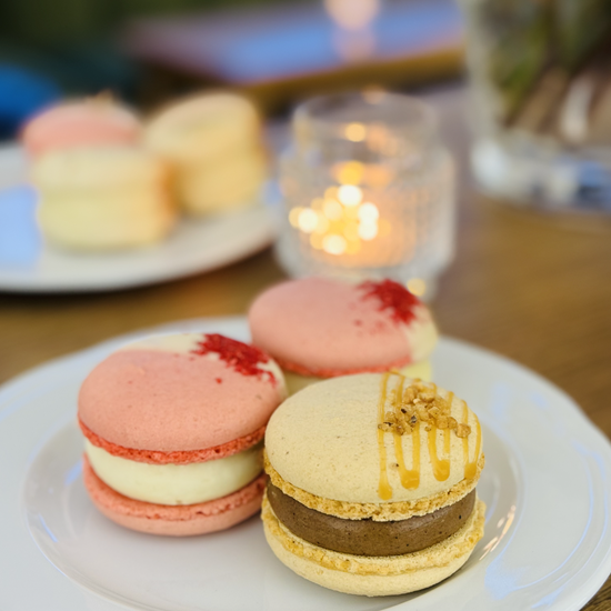 Отдайте се на пълна наслада, носеща името френски макарони, с дегустация на 3 вида + подарък за вкъщи в The RITZ Specialty Coffee от Makaroon