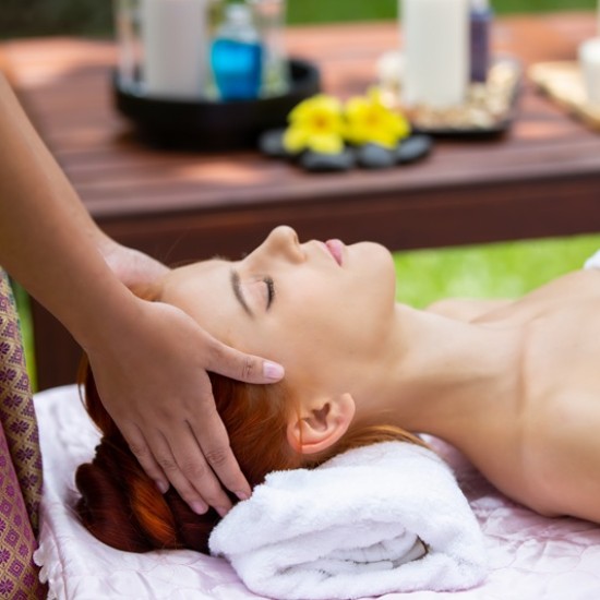 Отпуснете се и постигнете бленувана хармония с автентичен балийски масаж на глава от Makaroon
