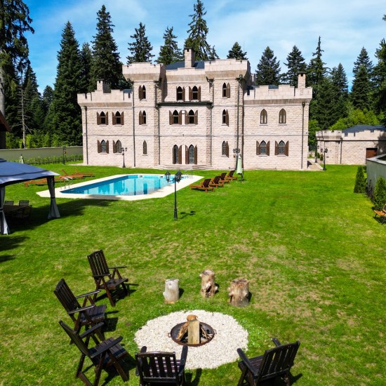 В света на Къщата на инфлуенсърите от сезон 3  "Две нощувки за двама в The Castle, Боровец" от Makaroon