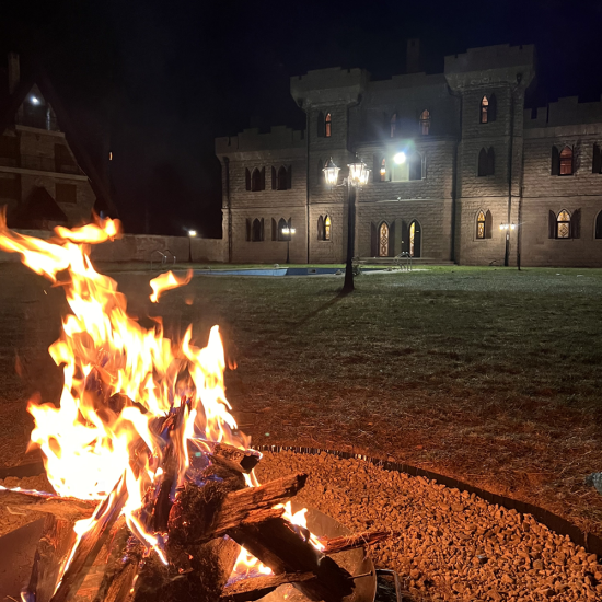 В света на Къщата на инфлуенсърите от сезон 3  "Две нощувки за двама в The Castle, Боровец" от Makaroon