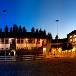 В красивия свят на конете: Две нощувки със закуска, урок по езда и масаж за двама