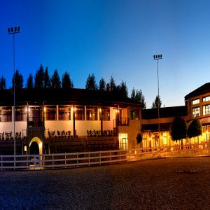 В красивия свят на конете: Две нощувки със закуска, урок по езда и масаж за двама