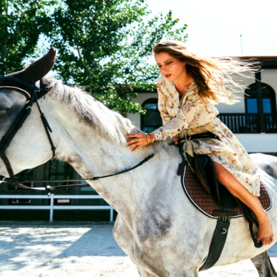 Насладете се на една невероятна почивка с Две нощувки със закуска, урок по езда и масаж за двама от Makaroon