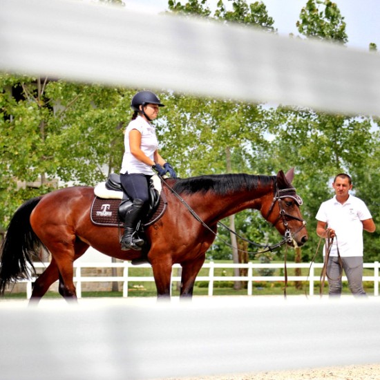 Насладете се на една невероятна почивка с Две нощувки със закуска, урок по езда и масаж за двама от Makaroon