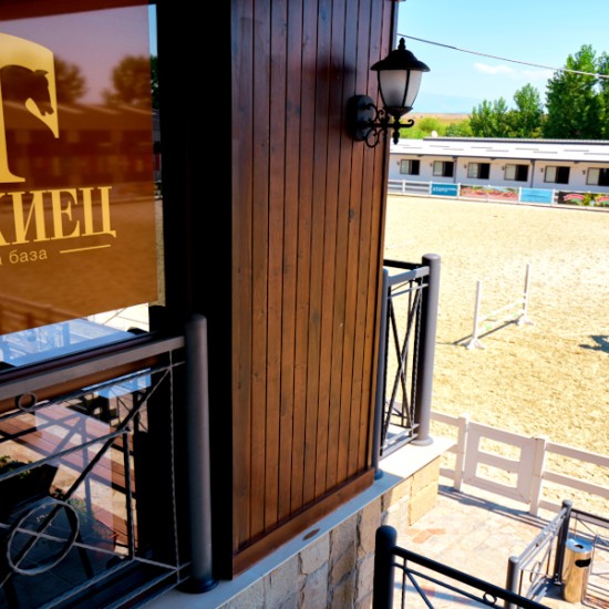 Насладете се на една невероятна почивка с Две нощувки със закуска, урок по езда и масаж за двама от Makaroon