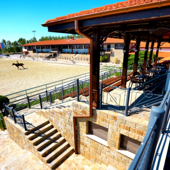 Насладете се на една невероятна почивка с Две нощувки със закуска, урок по езда и масаж за двама от Makaroon