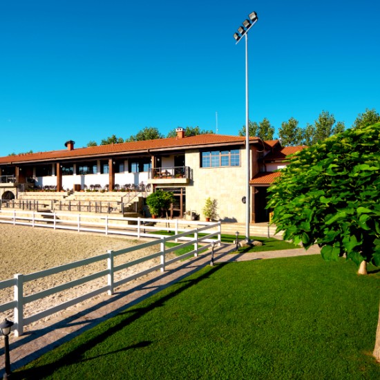 Насладете се на една невероятна почивка с Две нощувки със закуска, урок по езда и масаж за двама от Makaroon