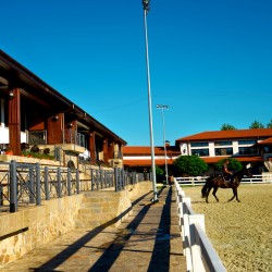 Приказна тишина: Нощувка със закуска, урок по езда и масаж за двама